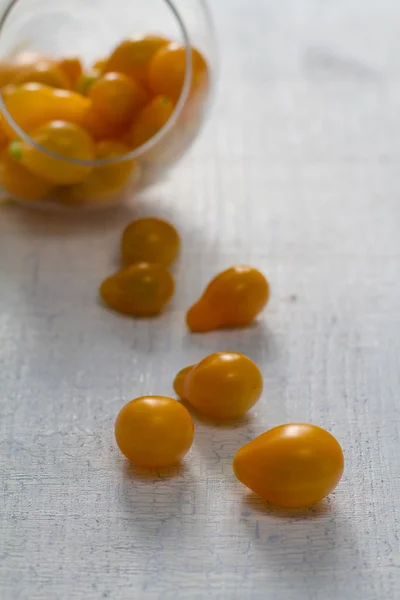 Tomates amarelos em uma tigela de vidro — Fotografia de Stock