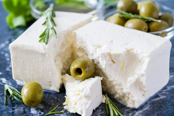 Sýr Feta, olivy, rozmarýn — Stock fotografie
