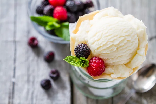 Ванильное мороженое в вафельном конусе — стоковое фото