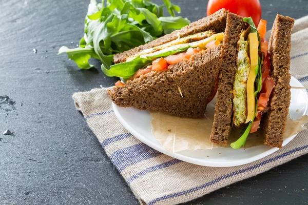 Vegetarisk smörgås med zucchini burger — Stockfoto