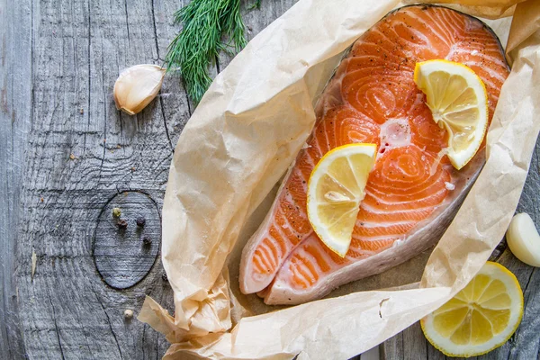 Salmon steak with lemon slices — Stock Photo, Image