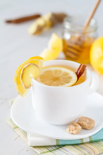 Té de hierbas con jengibre y rodajas de limón —  Fotos de Stock