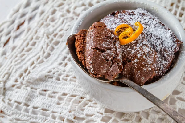 Chocolade oranje muffin in witte kom — Stockfoto