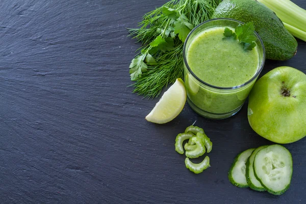 Smoothie verde e ingredientes — Fotografia de Stock