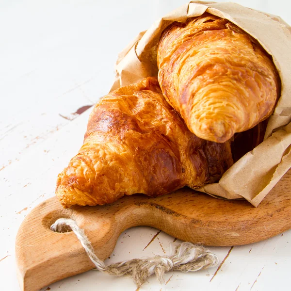 Croissanter i papperspåse — Stockfoto