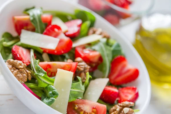 Клубничный салат со шпинатом, орехами — стоковое фото