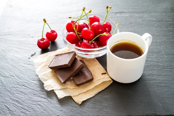 Сніданок - кава, шоколад, вишні — стокове фото