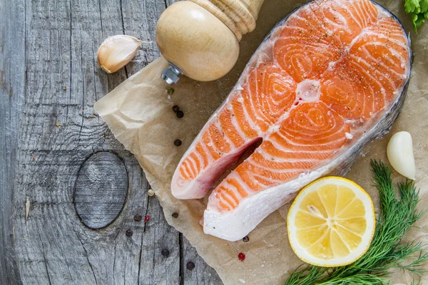 Salmon steak with lemon slices — Stock Photo, Image