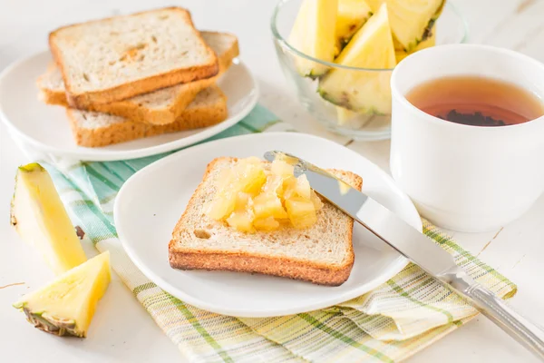 Завтрак - тост с ананасовым джемом — стоковое фото