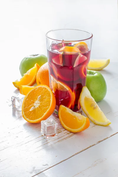 Sangria meyve ile yüksek cam — Stok fotoğraf