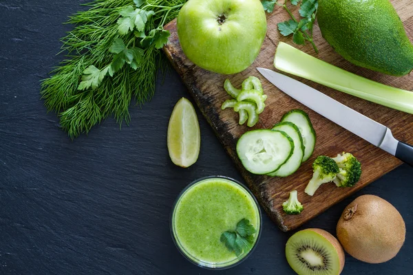 Batido verde e ingredientes —  Fotos de Stock
