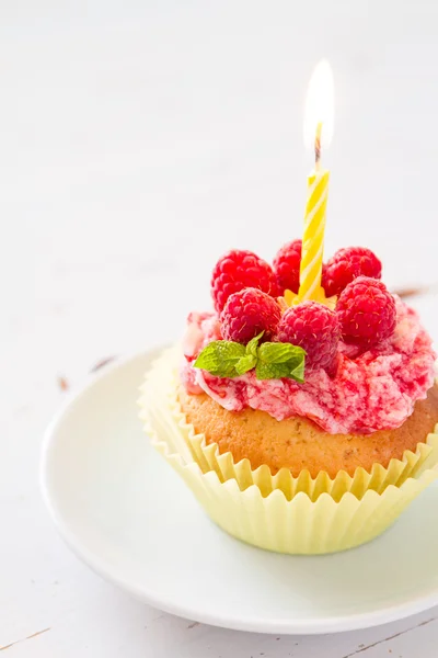 Birthday cupcake with raspberries and candle — Zdjęcie stockowe