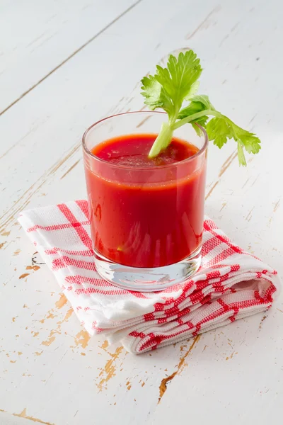 Томатный сок в стакане с сельдереем — стоковое фото