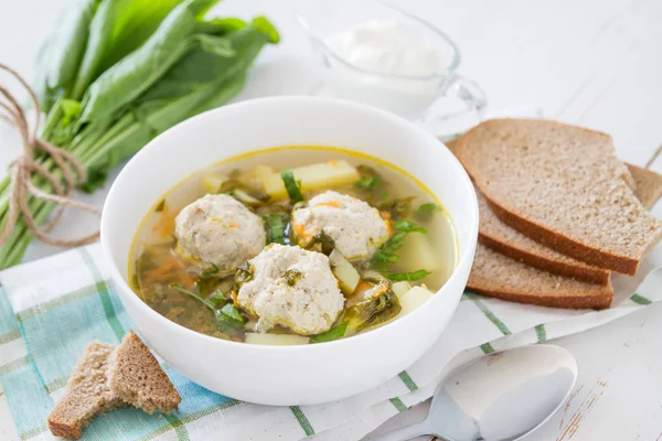 Sopa de azeda com bolas de carne — Fotografia de Stock