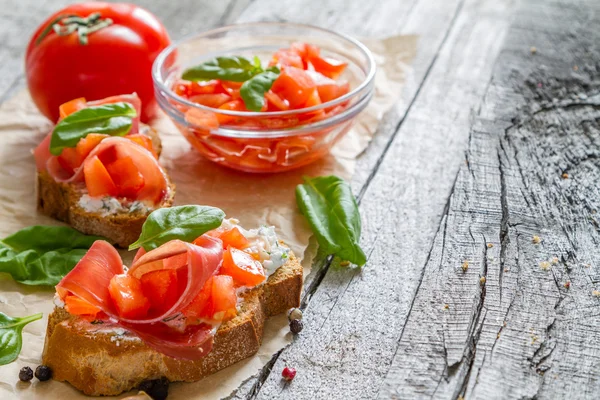 Fesleğenli domates bruschetta yapraklar — Stok fotoğraf