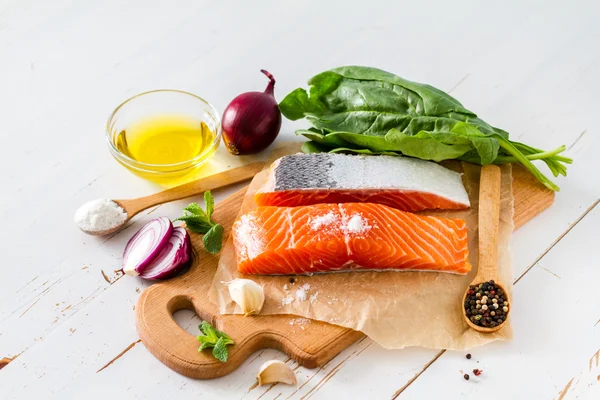 Salmon fillet with spinach salt — Stock Photo, Image