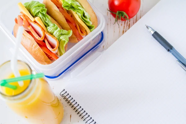 Обід на робочому місці - бутерброди — стокове фото