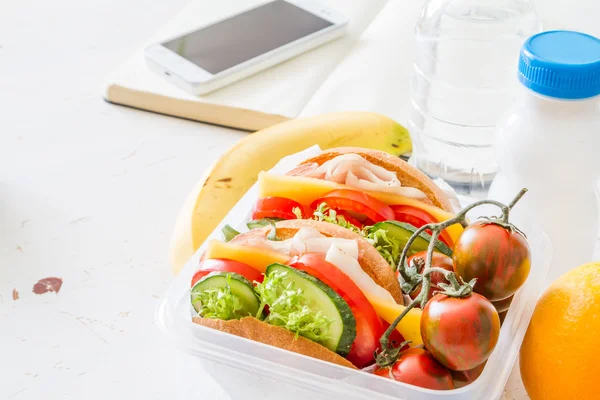 Boîte à lunch avec yaourt et baies — Photo