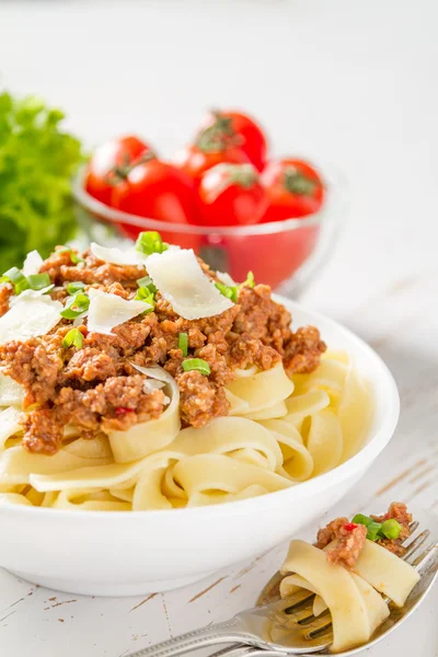 Spaghetti bolognese con formaggio — Foto Stock