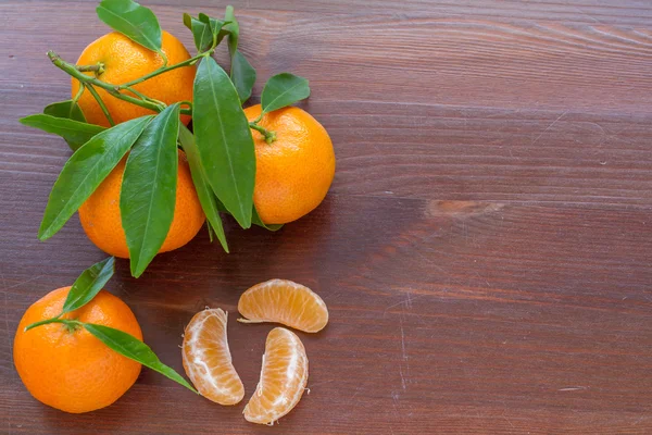 Mandarins e fatias de mandarim — Fotografia de Stock