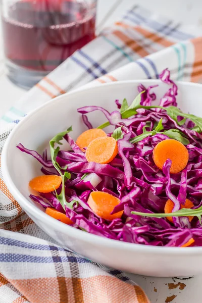 Havuç ile kırmızı lahana salatası