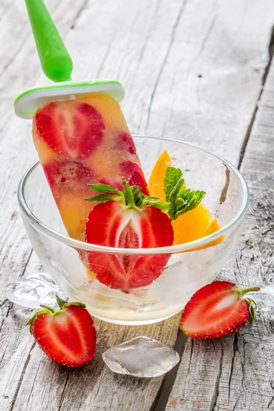 Eis mit Erdbeeren und Orangen — Stockfoto