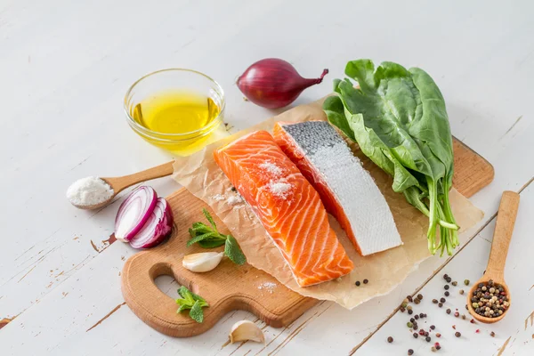 Filetto di salmone con sale agli spinaci — Foto Stock