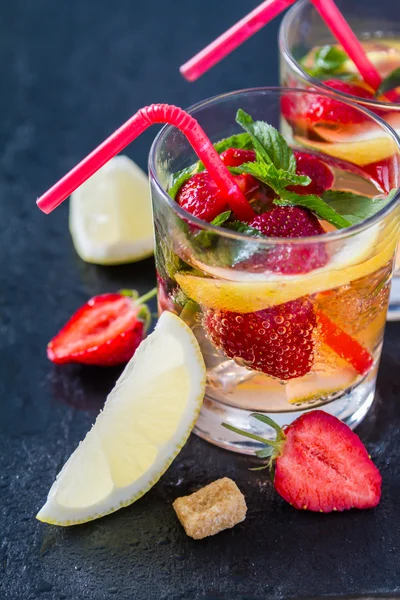 Клубничный лимонад и ингредиенты — стоковое фото
