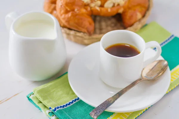 Śniadanie - rogalik, kawa, mleko — Zdjęcie stockowe