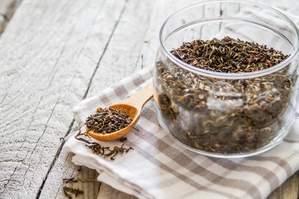 Black tea in glass jar — Stock Photo, Image