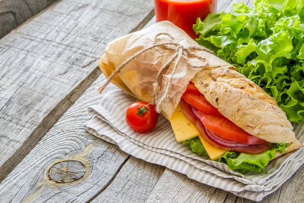 Smörgås med sallad och tomater — Stockfoto