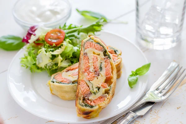 Torta de Strudel com salmão e espinafre — Fotografia de Stock