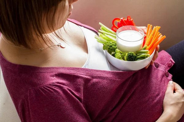 Mulher grávida com legumes e molho de iogurte — Fotografia de Stock