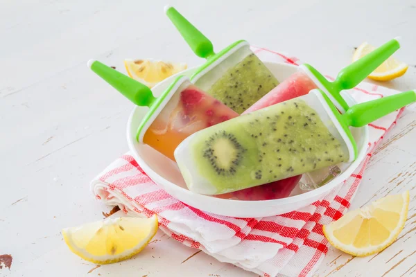 Wassermelone, Kiwi, Beeren Eis knallt — Stockfoto