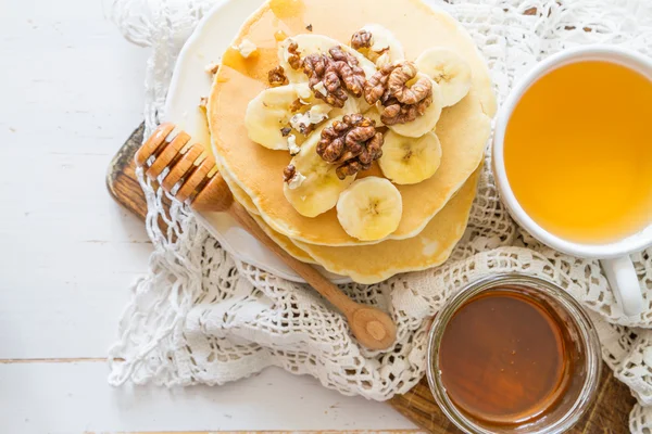 Блинчики с бананом, орехами и медом — стоковое фото