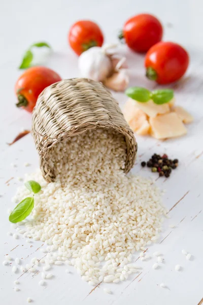 Ingredienti del risotto su legno bianco — Foto Stock