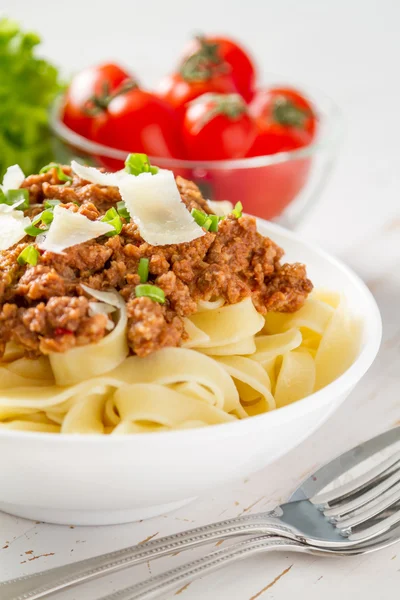 Spaghetti bolognese con formaggio — Foto Stock