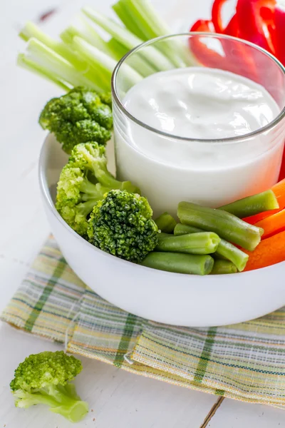 Чаша с овощами и соусом йогурта — стоковое фото