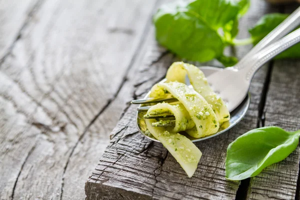 Makaron Tagliatelle z sosem pesto — Zdjęcie stockowe