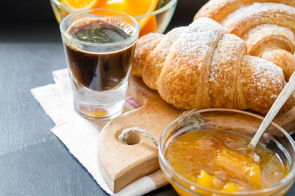 Frukost - croissanter kaffe sylt — Stockfoto