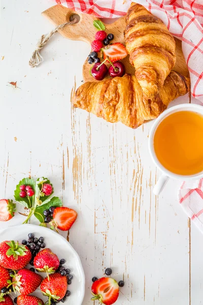 Frukost - croissanter med bär — Stockfoto