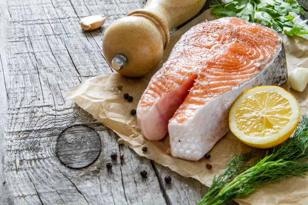 Salmon steak with lemon slices — Stock Photo, Image