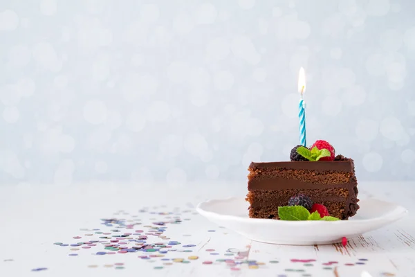 Gâteau au chocolat d'anniversaire avec bougie — Photo