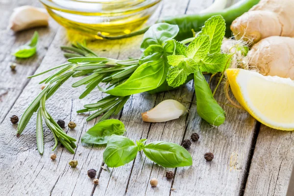 Erbe aromatiche e olio — Foto Stock