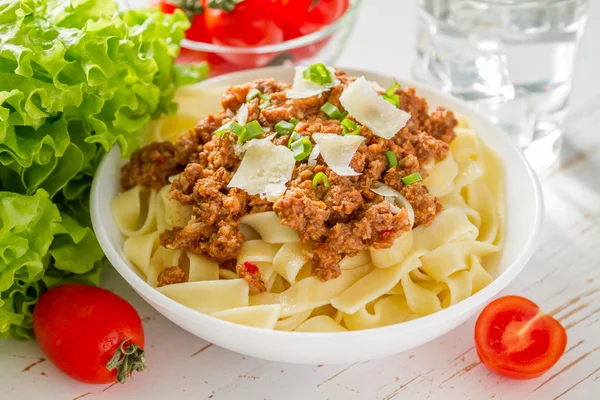 Spaghetti bolognese med ost — Stockfoto