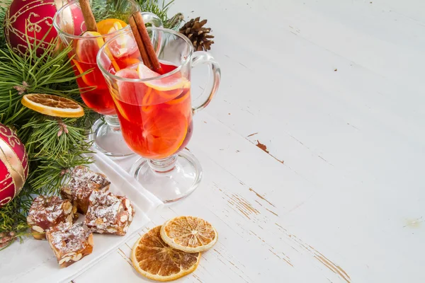 Vino tinto caliente con especias — Foto de Stock