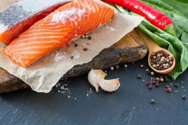 Filetto di salmone con sale agli spinaci — Foto Stock
