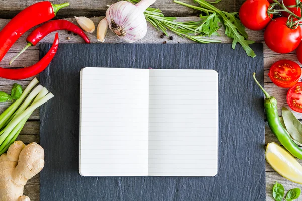 Buku masak dengan ramuan aromatik — Stok Foto
