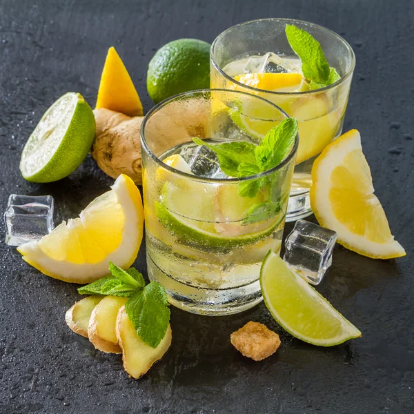 Zencefilli limonata ve malzemeler — Stok fotoğraf