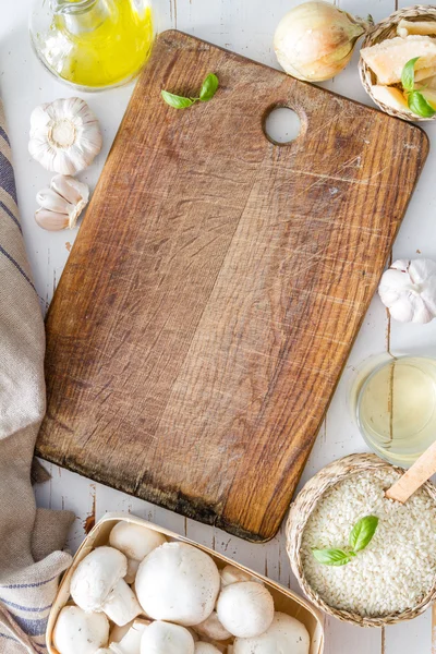 Ингредиенты ризотто с деревянной доской — стоковое фото